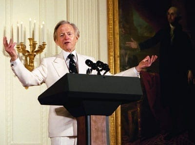 Vuelve Tom Wolfe y arremete contra Darwin