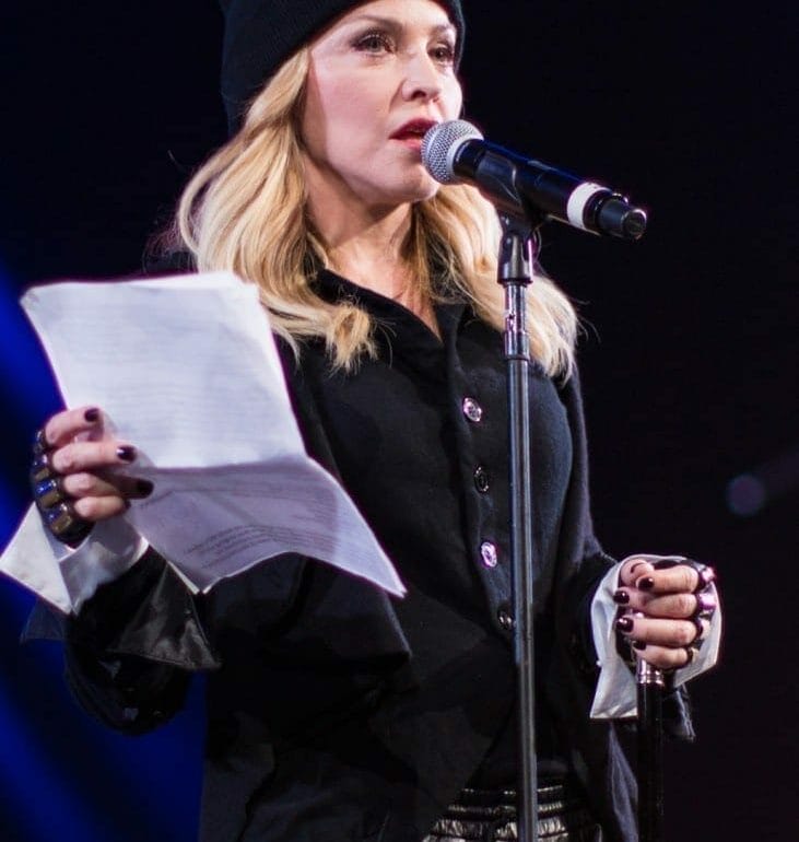 Madonna ofreciendo un discurso en el concierto «Bringing Human Rights Home», organizado por la Amnistía Internacional, en febrero de 2014. Fuente: flickr. Autor: Adrian Cabrero