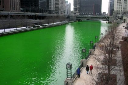 El río Chicago teñido de verde para la celebración del Día de San Patricio en 2005. Fuente: Wikipedia. Autor: Knowledge Seeker