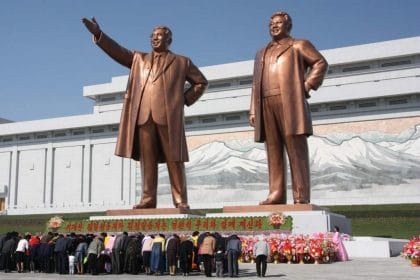 Kim Il Sung (izquierda) y Kim Jong Il. Fuente: Wikipedia.