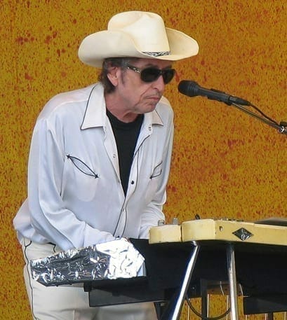 Bob Dylan tocando el teclado en el New Orleans Jazz and Heritage Festival en abril de 2006. Fuente: Wikipedia. Autor: Paparazzo Presents