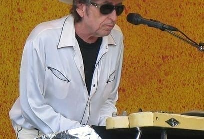Bob Dylan tocando el teclado en el New Orleans Jazz and Heritage Festival en abril de 2006. Fuente: Wikipedia. Autor: Paparazzo Presents