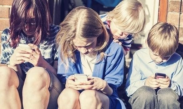 Grupo Laberinto ofrece consejos ante la adicción a Internet y pantallas en menores