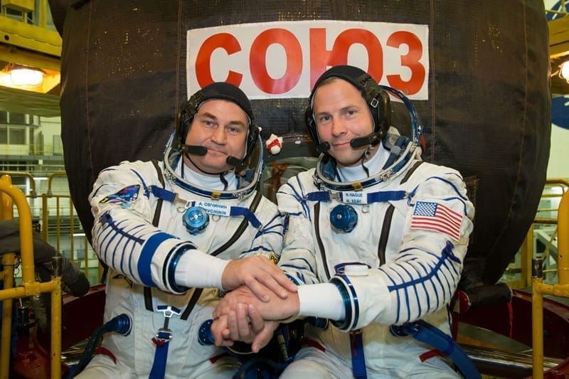 Los tripulantes de la Soyuz,Alexey Ovchinin de Roscosmos (izda.) y Nick Hague de la NASA (dcha.). Image Credit: NASA