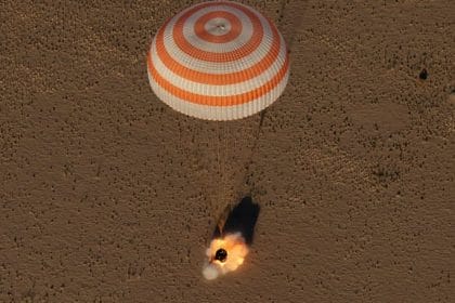 Momento en el que la nave Soyuz tocaba suelo en tierras de Kazajstán. Image Credit: NASA