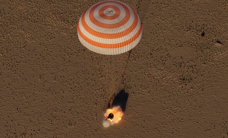 Momento en el que la nave Soyuz tocaba suelo en tierras de Kazajstán. Image Credit: NASA