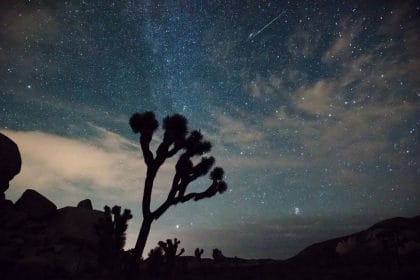 Este fin de semana, los amantes de la observación astronómica tienen una cita con la lluvia de estrellas de las Leónidas. Image Credit: NASA/National Park Service/Brad Sutton
