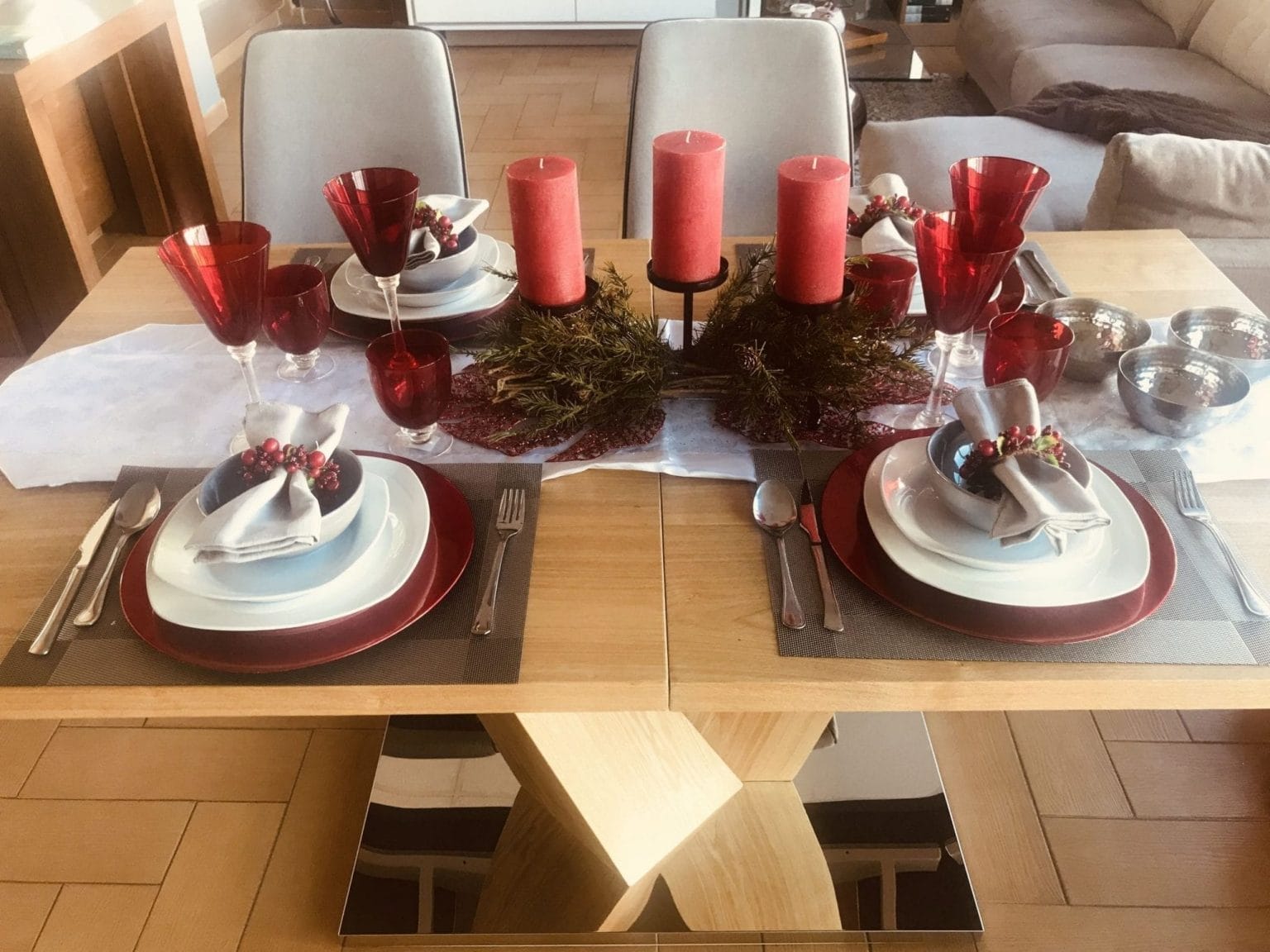 Mesa en Tonos Rojo y Plata para Navidad