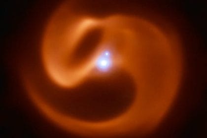 El instrumento VISIR, del Very Large Telescope de ESO, ha captado esta impresionante imagen de un sistema estelar binario masivo recién descubierto. Apodado Apep por una antigua deidad egipcia, puede tratarse de la primera detección de una fuente de estallidos de rayos gamma en nuestra galaxia. Image Credit: ESO/Callingham et al