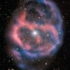 El débil y efímero resplandor que emana de la nebulosa planetaria ESO 577-24 permanece durante muy poco tiempo, alrededor de 10 000 años, un abrir y cerrar de ojos en términos astronómicos. Image Credit: ESO