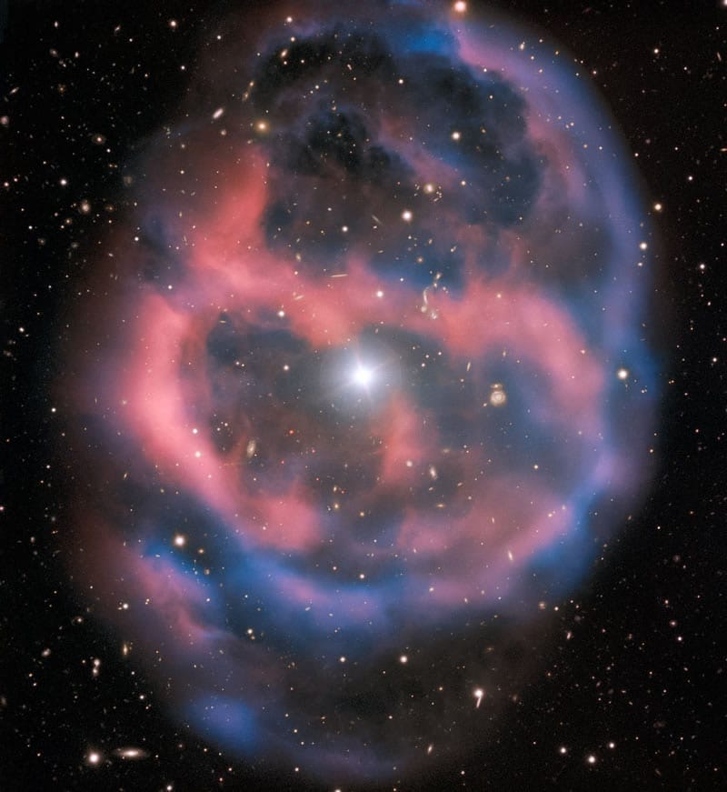 El débil y efímero resplandor que emana de la nebulosa planetaria ESO 577-24 permanece durante muy poco tiempo, alrededor de 10 000 años, un abrir y cerrar de ojos en términos astronómicos. Image Credit: ESO
