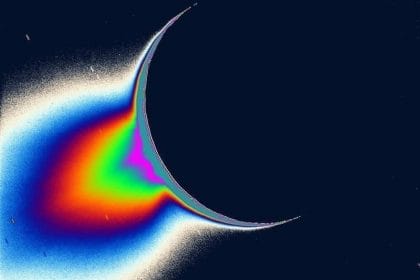 Una imagen de la luna de Saturno, Encelado, iluminada por el Sol, tomada por la misión Cassini. La cola de color falso muestra chorros de partículas heladas y agua que son esparcidas al espacio desde un océano que se encuentra muy por debajo de la superficie helada de la luna. Las misiones futuras podrían buscar los ingredientes nencesarios para la vida en el océano en una luna helada como Encelado. Image Credit: NASA/JPL