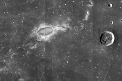 La investigación con datos de la misión ARTEMIS de la NASA sugiere que los remolinos lunares, como el remolino lunar Reiner Gamma captado en esta imagen por la sonda espacial Lunar Reconnaissance Orbiter, LRO, de la NASA, podrían ser el resultado de las interacciones del viento solar con las bolsas aisladas del campo magnético de la Luna. Image Credit: NASA/GSFC