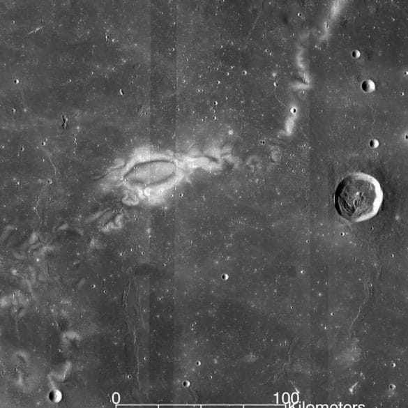 La investigación con datos de la misión ARTEMIS de la NASA sugiere que los remolinos lunares, como el remolino lunar Reiner Gamma captado en esta imagen por la sonda espacial Lunar Reconnaissance Orbiter, LRO, de la NASA, podrían ser el resultado de las interacciones del viento solar con las bolsas aisladas del campo magnético de la Luna. Image Credit: NASA/GSFC