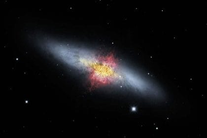 En esta imagen se pueden observar las líneas del campo magnético de la Galaxia del Cigarro (también llamada M82). Las líneas siguen los flujos bipolares (rojo) generados por ritmos excepcionalmente altos de formación de estrellas. Crédito de la imagen: NASA/SOFIA/E. Lopez-Rodiguez; NASA/Spitzer/J. Moustakas et al