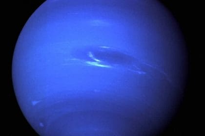 La nave espacial Voyager 2 de la NASA proporcionó la primera imagen de Neptuno y su luna, Tritón, en el verano de 1989. Image Credit: NASA