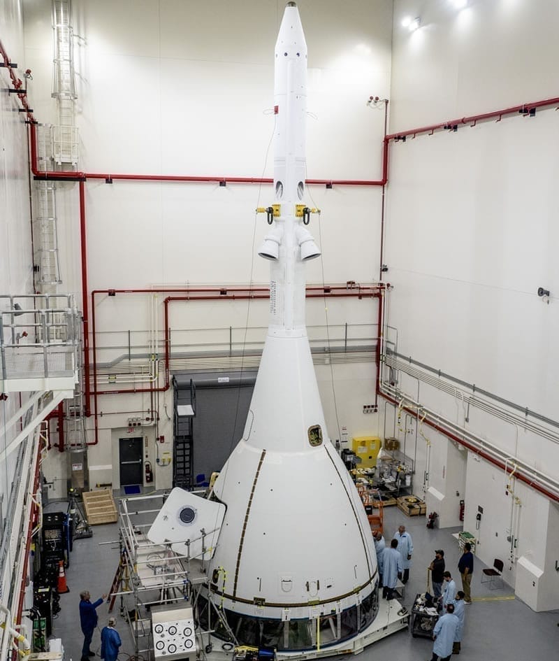 La estructura de aborto de Orión, parecida a una torre, está diseñada específicamente para misiones en el espacio profundo y para viajar en un cohete de alta potencia. Image Credit: NASA