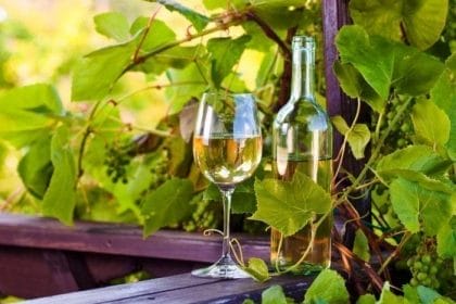 Delivinos Urban Gourmet explica los mitos y propiedades del vino blanco