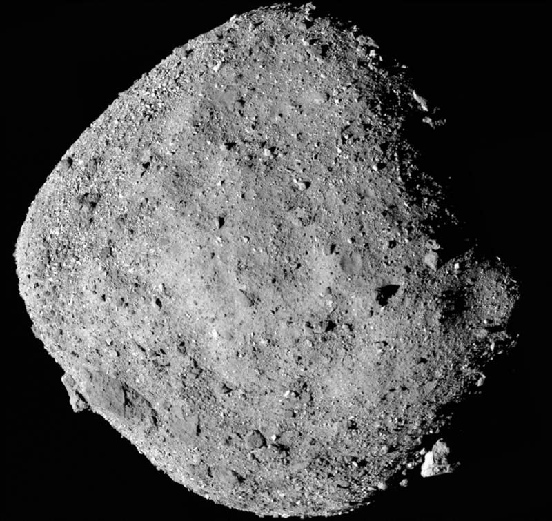Esta es una imagen del asteroide Bennu creada a partir de varias imágenes captadas por la nave espacial OSIRIS-REx de la NASA. El descubrimiento de azúcares en meteoritos respalda la hipótesis de que las reacciones químicas en los asteroides, los cuerpos principales de muchos meteoritos, pueden producir algunos de los ingredientes de la vida. Crédito de la imagen: NASA/Goddard/Universidad de Arizona