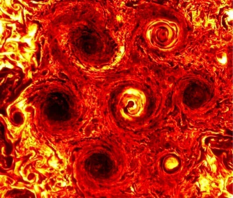 En esta imagen se puede ver un nuevo ciclón más pequeño en la parte inferior derecha de esta imagen infrarroja del polo sur de Júpiter tomada el 4 de Noviembre de 2019, durante el 23º sobrevuelo científico del planeta realizado por la nave espacial Juno de la NASA. Créditos de la imagen: NASA/JPL-Caltech/SwRI/ASI/INAF/JIRAM