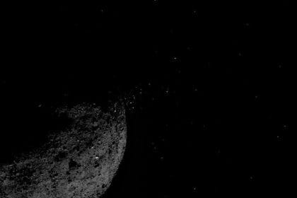 Esta imagen del asteroide Bennu expulsando partículas de su superficie fue captada por la sonda espacial OSIRIS-REx de la NASA el pasado 6 de Enero. Crédito de la imagen: NASA/Goddard/Universidad de Arizona/Lockheed Martin