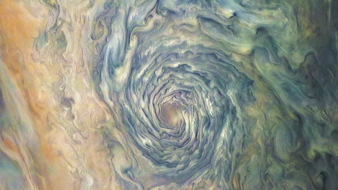 Esta imagen de un vórtice en Júpiter, tomada por la cámara de la misión Juno, JunoCam, captura la sorprendente estructura interna de la tormenta gigante. Créditos: Datos de imagen: NASA/JPL-Caltech/SwRI/MSSS Procesamiento de imagen por Gerald Eichstädt/Seán Doran, © BY NC ND