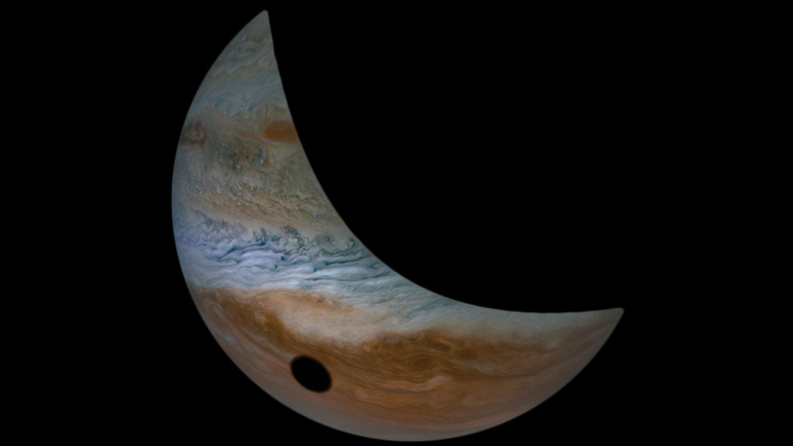 La luna de Júpiter, Io, proyecta su sombra sobre Júpiter cada vez que pasa frente al Sol, tal y como se ve desde Júpiter. Créditos: Datos de imagen: NASA JPL-Caltech/SwRI/MSSS Procesamiento de imagen por Tanya Oleksuik, © CC BY