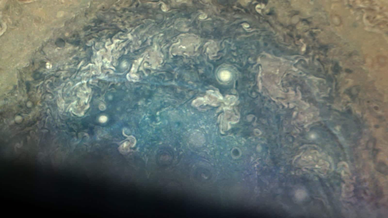 Una serie de imágenes de JunoCam tomadas durante el 23º sobrevuelo de Juno a Júpiter el 3 de Noviembre de 2019 han revelado un sexto ciclón circumpolar en el grupo alrededor del polo sur de Júpiter. Créditos: NASA JPL-Caltech/SwRI/MSSS