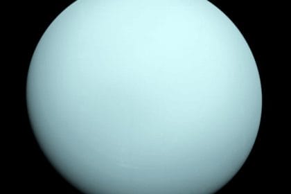 La Voyager 2 tomó esta imagen cuando se acercó al planeta Urano el 14 de Enero de 1986. El color azulado y nebuloso del planeta se debe al metano en su atmósfera, que absorbe las ondas de luz rojas. Image Credit: NASA/JPL-Caltech
