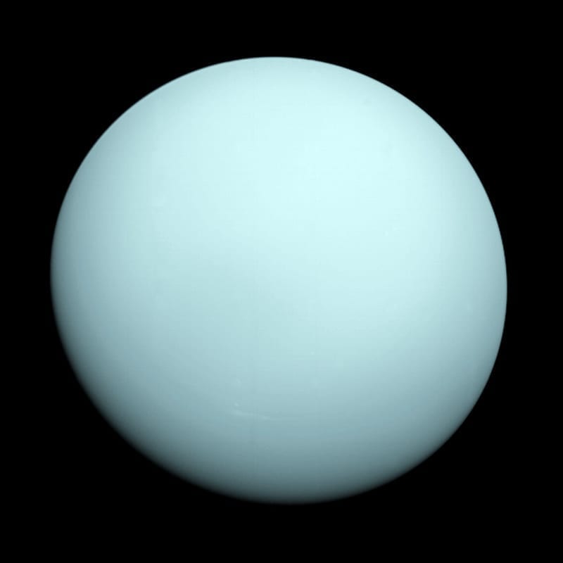 La Voyager 2 tomó esta imagen cuando se acercó al planeta Urano el 14 de Enero de 1986. El color azulado y nebuloso del planeta se debe al metano en su atmósfera, que absorbe las ondas de luz rojas. Image Credit: NASA/JPL-Caltech