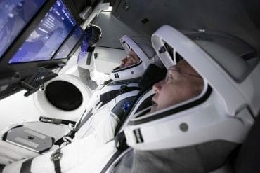 Behnken y Hurley estuvieron entre los primeros astronautas en comenzar a trabajar y entrenarse en el vehículo espacial humano de próxima generación de SpaceX y fueron seleccionados por su extensa experiencia como pilotos de prueba y vuelo, incluidas varias misiones en el transbordador espacial. Image Credit: NASA