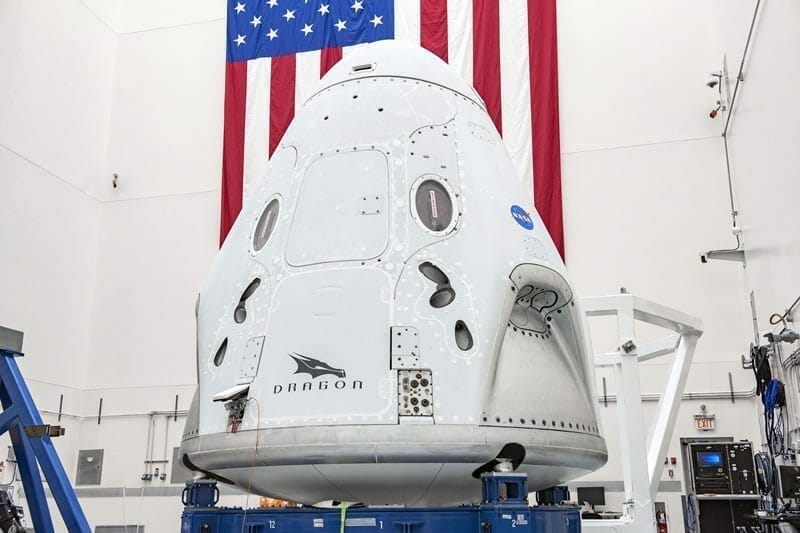 La nave espacial Crew Dragon de SpaceX se está sometiendo a los preparativos finales en la Estación de la Fuerza Aérea de Cabo Cañaveral, Florida, para su vuelo de prueba Demo-2, cuyo lanzamiento ha sido programado para el próximo 27 de Mayo. Image Credit: NASA