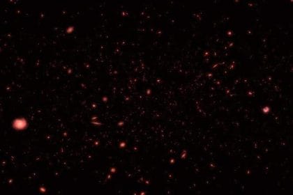 Nuevos resultados del telescopio espacial Hubble sugieren que la formación de las primeras estrellas y galaxias en el universo temprano tuvo lugar antes de lo que se pensaba. Créditos: ESA/Hubble/M. Kornmesser/NASA
