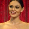 Phoebe Tonkin. De iDominick - https://www.flickr.com/photos/82924988@N05/13373265545/, CC BY-SA 2.0, https://commons.wikimedia.org/w/index.php?curid=37564513