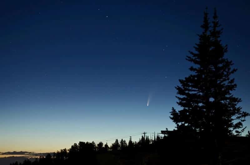 Imagen del cometa NEOWISE fotografiado durante el amanecer del 7 de Julio. Image Credit: NASA/Bill Dunford