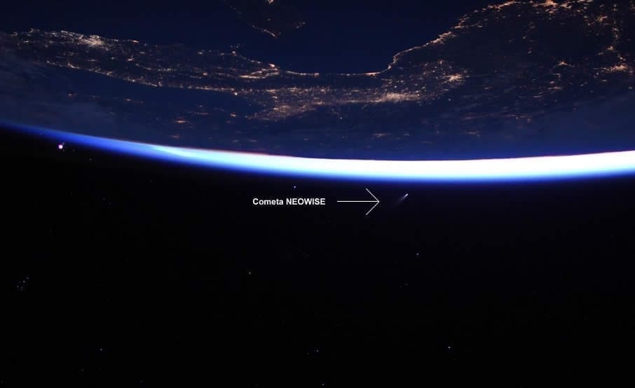 Los astronautas a bordo de la Estación Espacial Internacional captaron esta imagen del cometa NEOWISE. Image Credit: NASA
