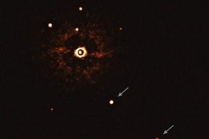 Esta imagen, captada por el instrumento SPHERE, instalado en el Very Large Telescope de ESO, muestra a la estrella TYC 8998-760-1 acompañada de dos exoplanetas gigantes. Es la primera vez que los astrónomos observan directamente a más de un planeta orbitando a una estrella similar al Sol. Image Credit: ESO/Bohn et al.