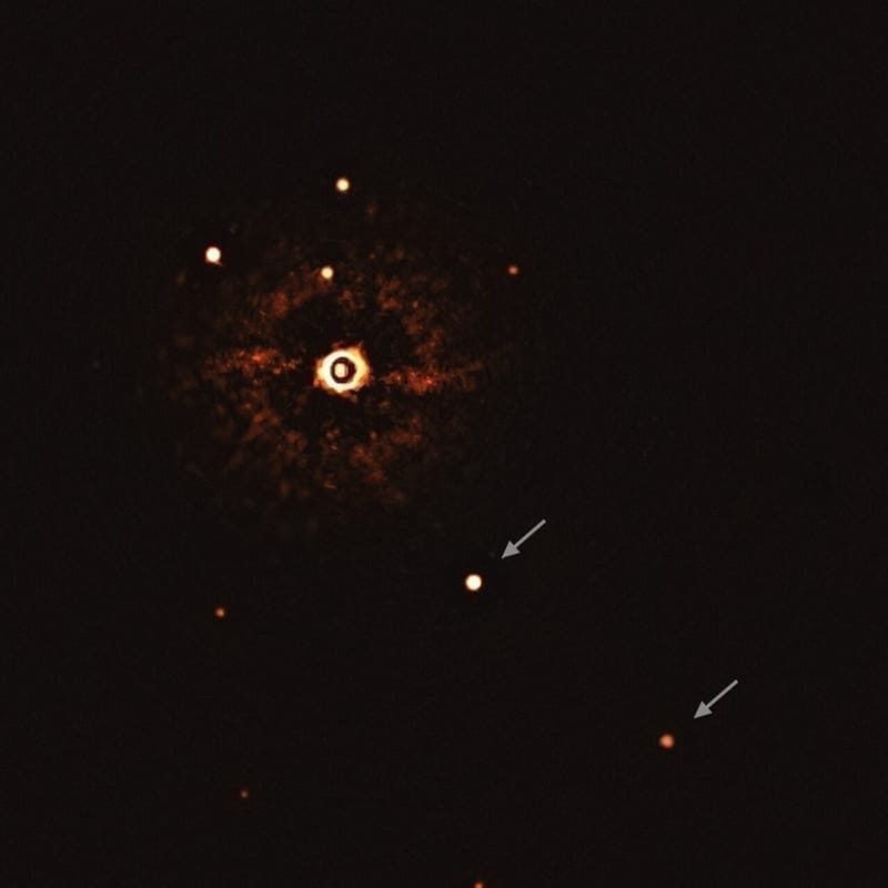 Esta imagen, captada por el instrumento SPHERE, instalado en el Very Large Telescope de ESO, muestra a la estrella TYC 8998-760-1 acompañada de dos exoplanetas gigantes. Es la primera vez que los astrónomos observan directamente a más de un planeta orbitando a una estrella similar al Sol. Image Credit: ESO/Bohn et al.
