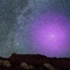 Esta ilustración muestra el halo gaseoso de la galaxia de Andrómeda si pudiera verse a simple vista. A una distancia de 2,5 millones de años luz, la majestuosa galaxia espiral de Andrómeda está tan cerca de nosotros que aparece como una mancha de luz en forma de cigarro en lo alto del cielo otoñal. Si su halo gaseoso pudiera verse a simple vista, sería aproximadamente tres veces el ancho que la Osa Mayor, fácilmente la característica más grande del cielo nocturno. Credits: NASA, ESA, J. DePasquale y E. Wheatley (STScI) y Z. Levay (imagen de fondo)