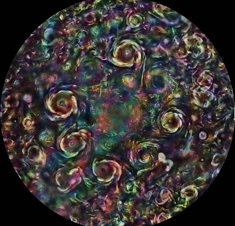 Ciclones de Colores en el Polo Norte de Júpiter