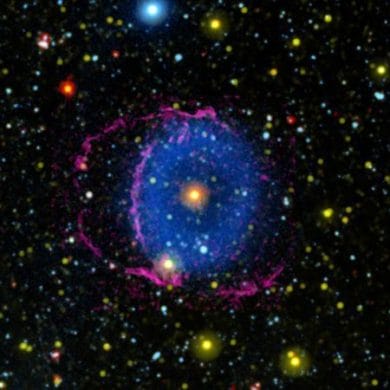 La Nebulosa del Anillo Azul consta de dos conos de gas en expansión expulsados al espacio por una fusión estelar. A medida que el gas se enfría, forma moléculas de hidrógeno que chocan con partículas en el espacio interestelar, provocando que irradien luz ultravioleta lejana. Invisible para el ojo humano, se muestra aquí como azul. Credits: NASA/JPL-Caltech/M. Seibert (Carnegie Institution for Science) / K. Hoadley (Caltech)/GALEX Team