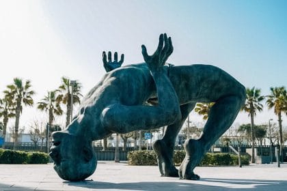 Coderch Malavia exhiben su obra ‘Gigante de sal’ en La Marina de València