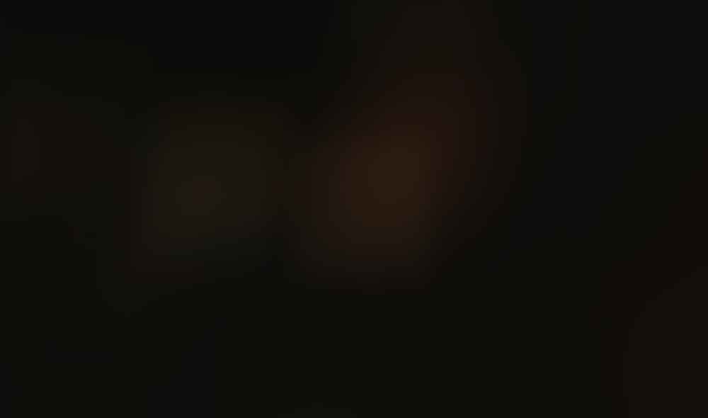 Esta imagen fue obtenida con el instrumento FORS2, instalado en el Very Large Telescope de ESO, a finales de 2019, cuando el cometa 2I/Borisov pasó cerca del Sol. Mientras el telescopio seguía la trayectoria del comenta, y dado que viajaba a una velocidad vertiginosa (unos 175000 kilómetros por hora), las estrellas de fondo aparecen como rayas de luz. Los colores de estas rayas dan a la imagen un estilo “disco” y son el resultado de combinar observaciones en diferentes bandas de longitud de onda, resaltadas por los diversos colores de esta imagen compuesta. Crédito: ESO/O. Hainaut