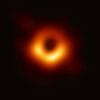 Agujeros Negros. De Event Horizon Telescope, uploader cropped and converted TIF to JPG - https://www.eso.org/public/images/eso1907a/ (image link) The highest-quality image (7416x4320 pixels, TIF, 16-bit, 180 Mb), ESO Article, ESO TIF, CC BY 4.0, https://commons.wikimedia.org/w/index.php?curid=77925953