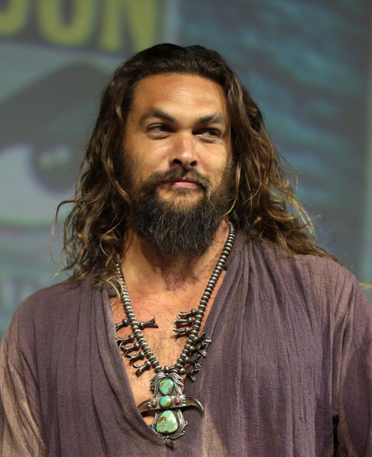 Jason Momoa. By Gage Skidmore from Peoria, AZ, United States of America - Jason Momoa, CC BY-SA 2.0, https://commons.wikimedia.org/w/index.php?curid=94225810