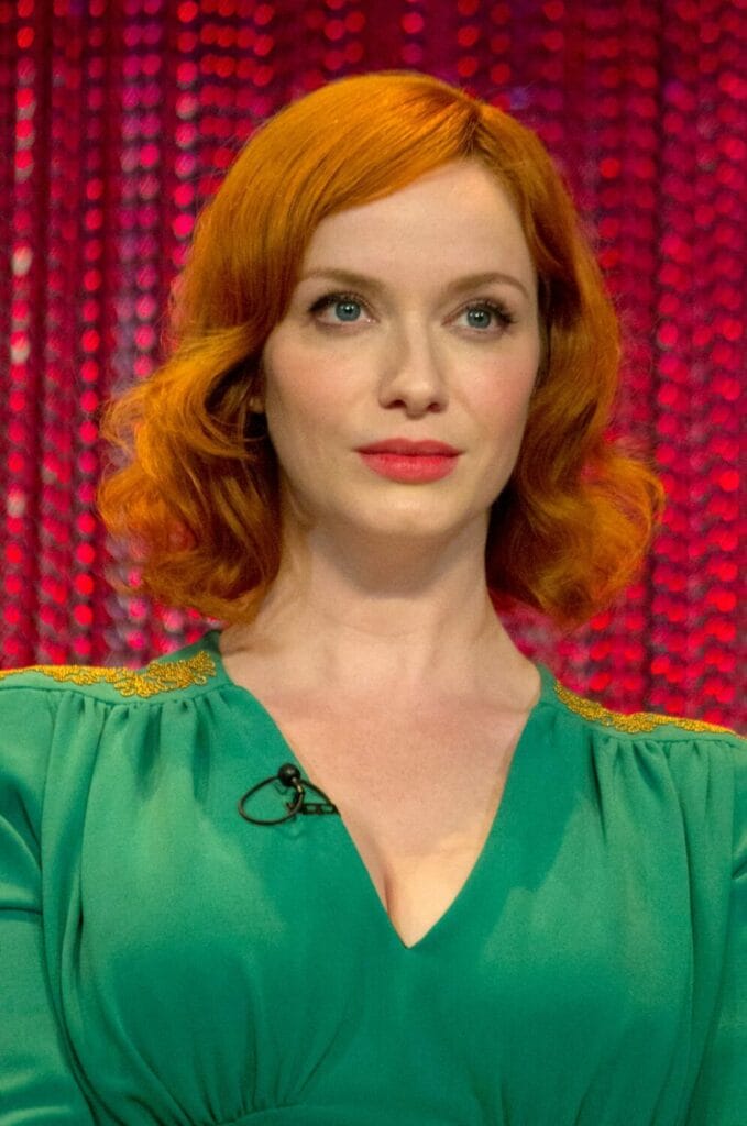 Christina Hendricks. De Dominick D - https://www.flickr.com/photos/idominick/13334284895/, CC BY-SA 2.0, https://commons.wikimedia.org/w/index.php?curid=36716084