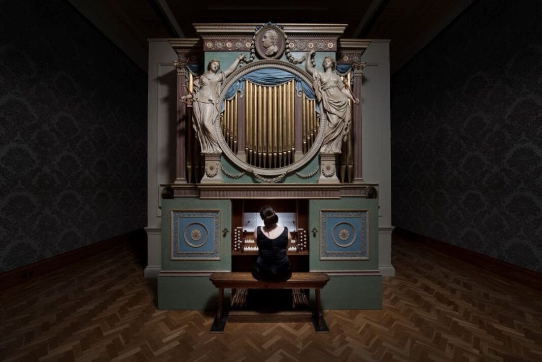 Ragnar Kjartansson, The Sky in a Room (2018). Performer, organ and the song Il Cielo in una Stanza by Gino Paoli (1960). Commissioned by Artes Mundi and Amgueddfa Cymru – National Museum Wales. Courtesy of the artist, Luhring Augustine, New York and i8 Gallery, Reykjavik. Photo: Hugo Glendinning