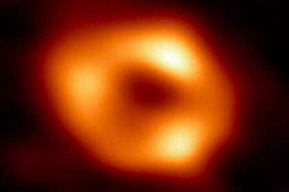 Esta es la primera imagen de Sgr A*, el agujero negro supermasivo del centro de nuestra galaxia. Es la primera evidencia visual directa de la presencia de este agujero negro. Crédito: EHT Collaboration