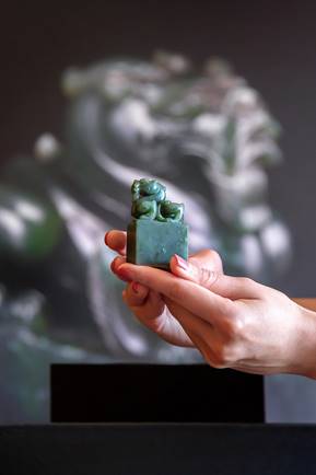 Prix Record de 2,2 millions € pour le sceau de l'empereur Qianlong redécouvert en France | Sotheby's Paris 16 juin 2022. Image Courtesy of Sotheby's