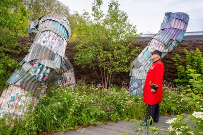 Saatchi Gallery’s Chelsea Flower Show Garden 2023, supported by HSBC UK, presents British artist Catriona Robertson & her newly commissioned ‘Gigantic Worms’ sculptures.